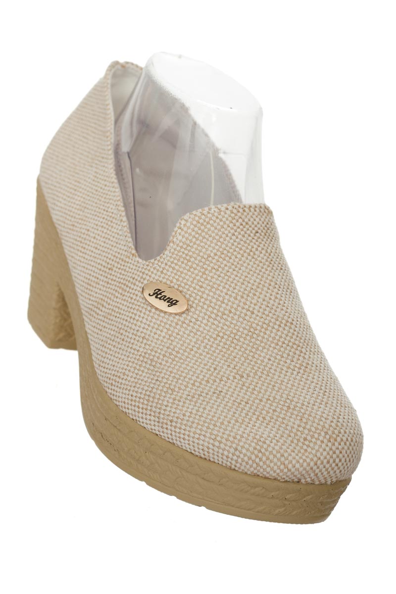 Zapatos color Beige - Closeando