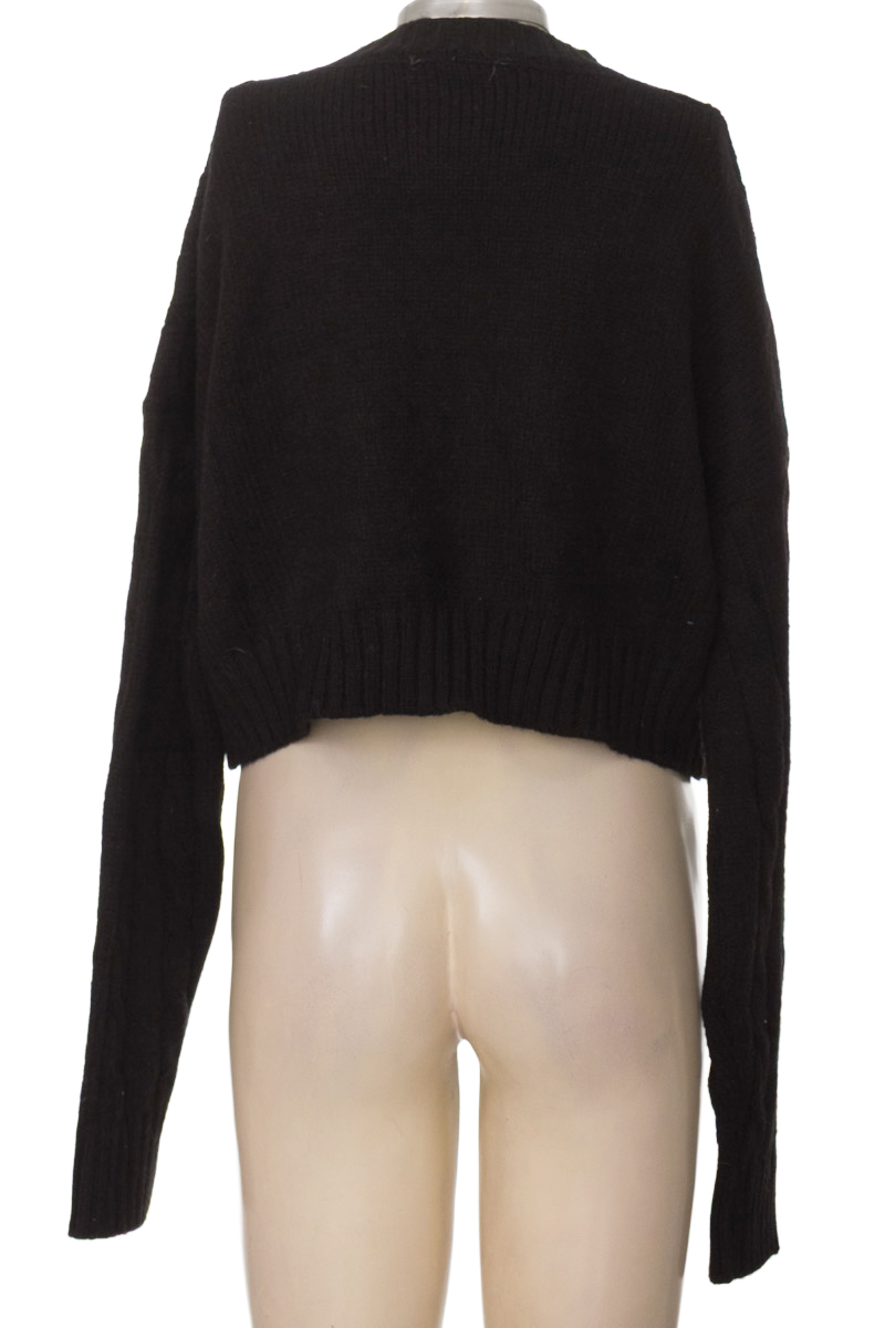 Sweater color Negro - Closeando