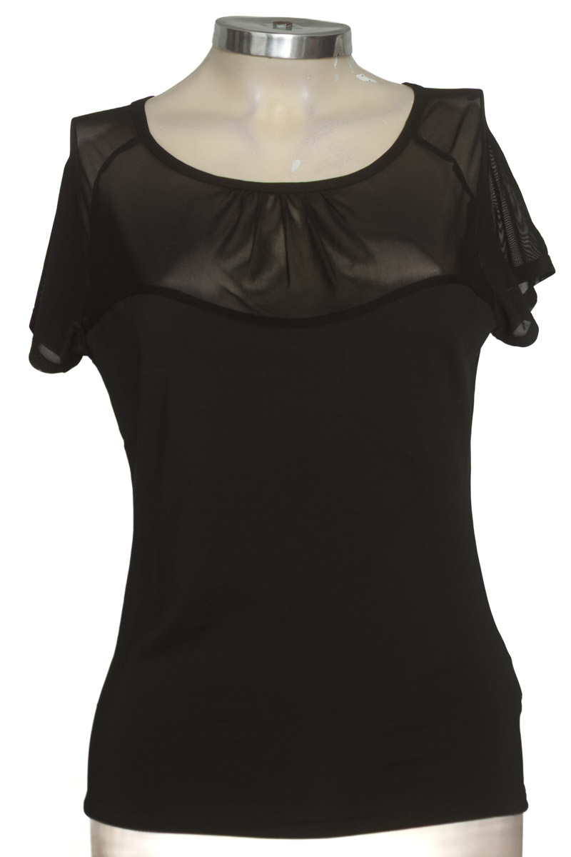Top / Camiseta color Negro - Closeando
