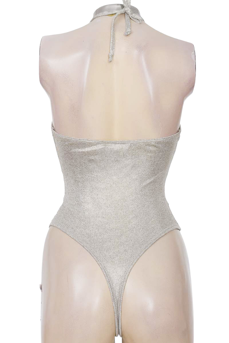 Top / Camiseta color Plateado - Loguin