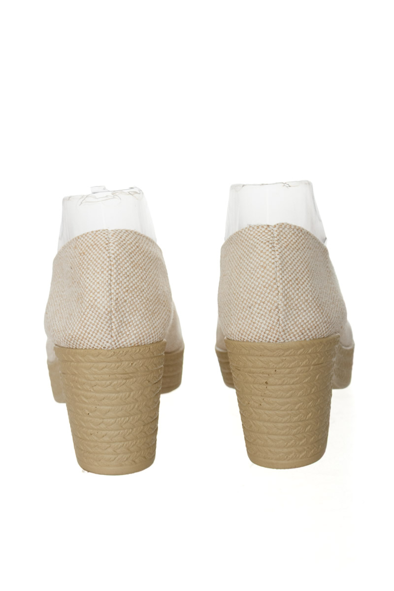 Zapatos color Beige - Closeando