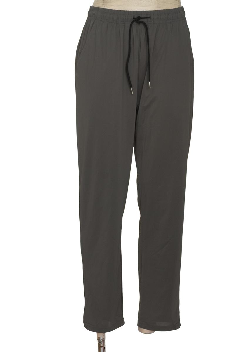 Ropa Deportiva color Gris - Closeando
