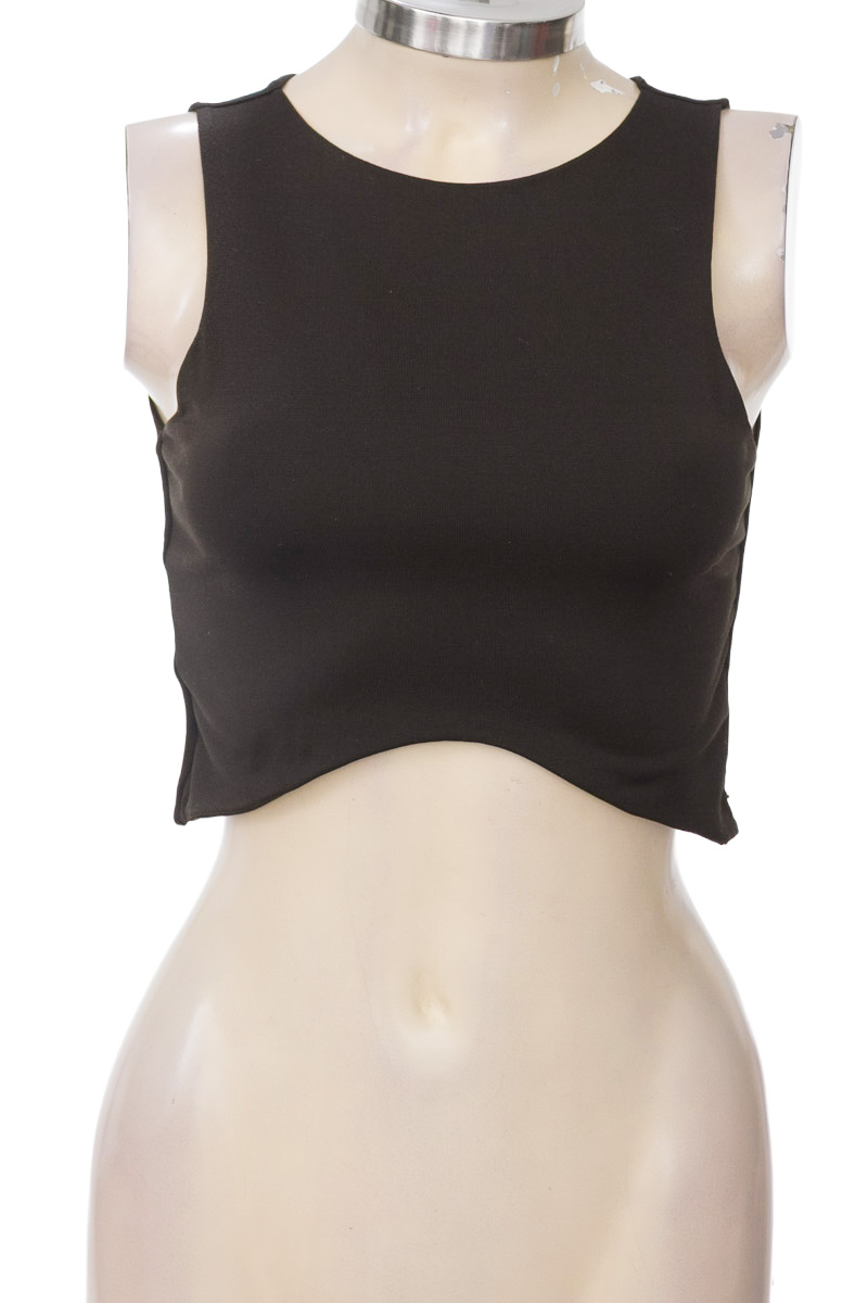 Top / Camiseta color Negro - Closeando