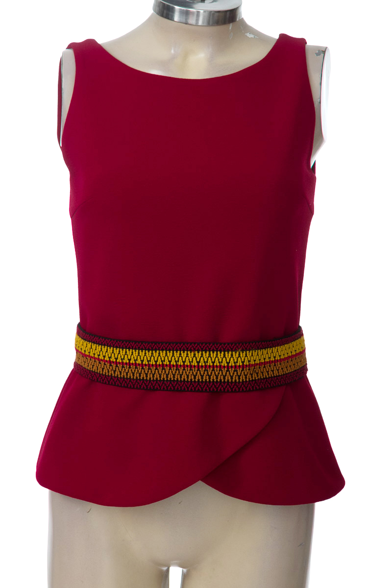 Top / Camiseta color Vinotinto - Carolina Estefan