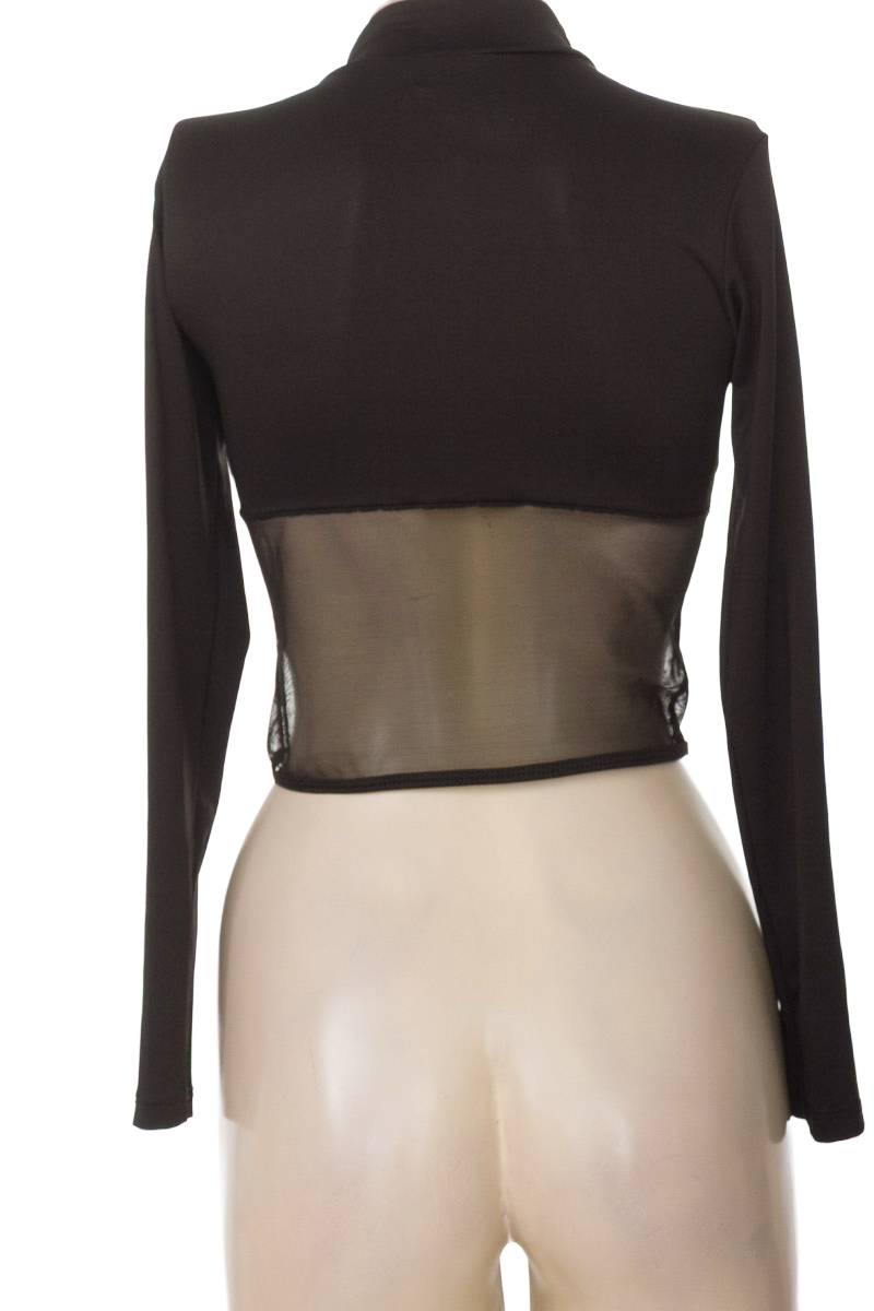 Top / Camiseta color Negro - Closeando