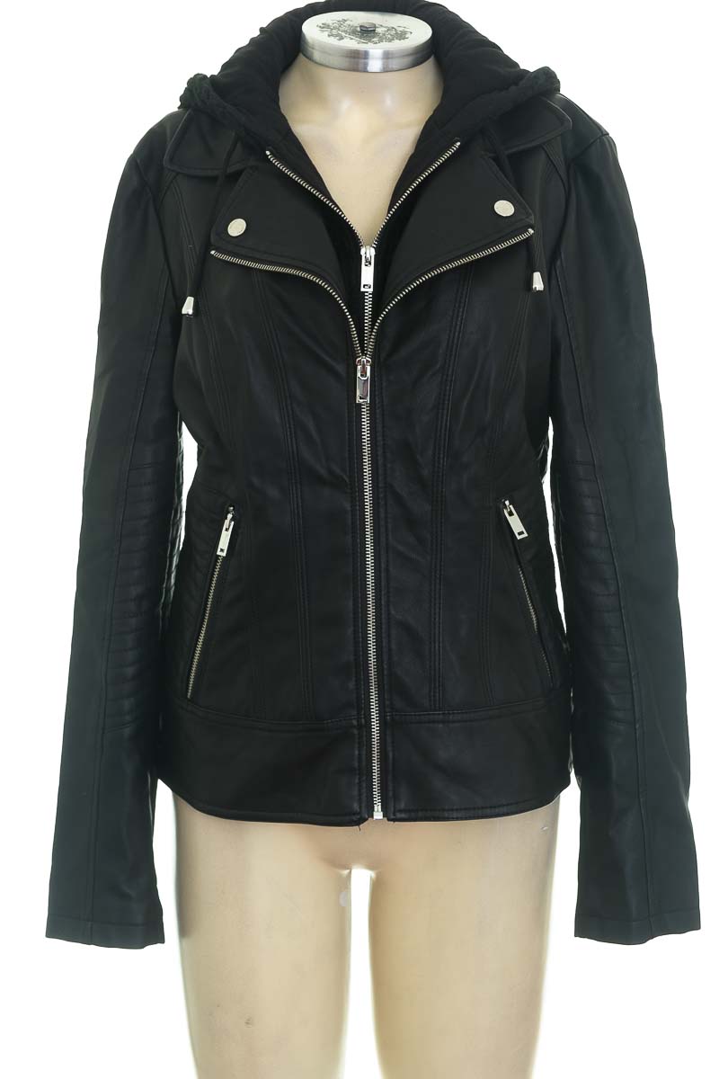 Chaqueta / Abrigo color Negro Black Rivet Closeando