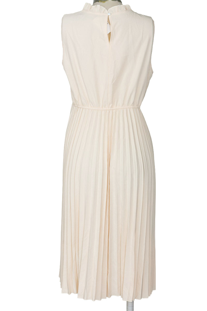 Vestido / Enterizo color Beige - Closeando