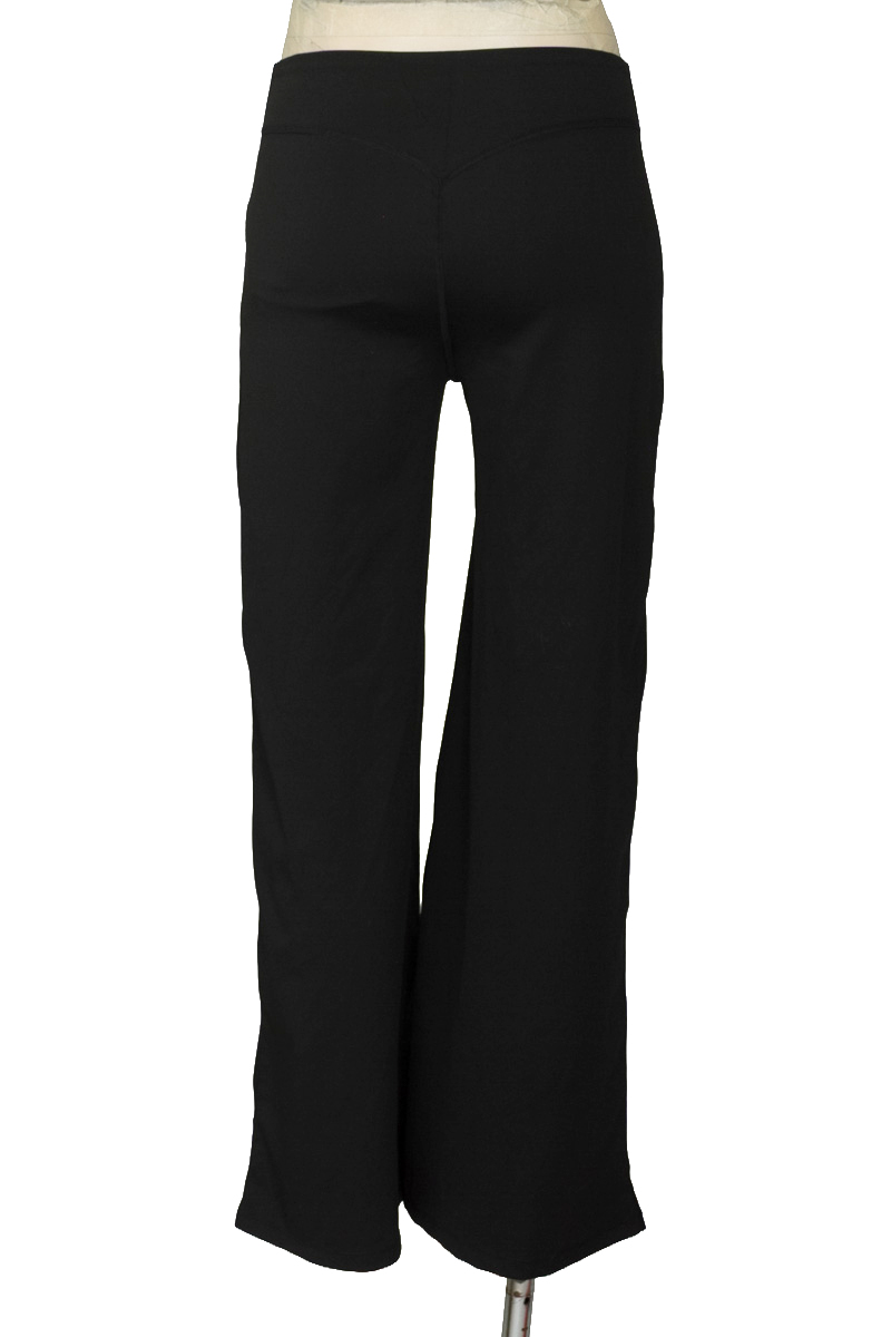 Ropa Deportiva / Salida de Baño color Negro - Closeando