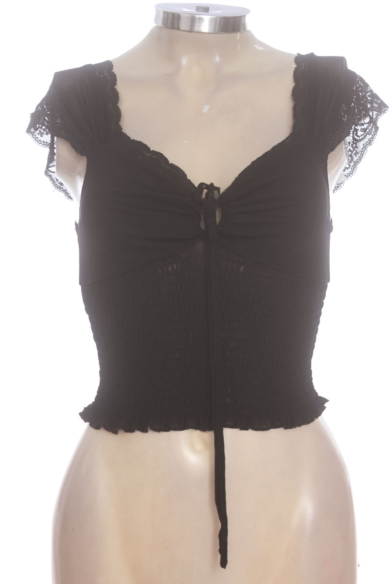 Top / Camiseta color Negro - Closeando