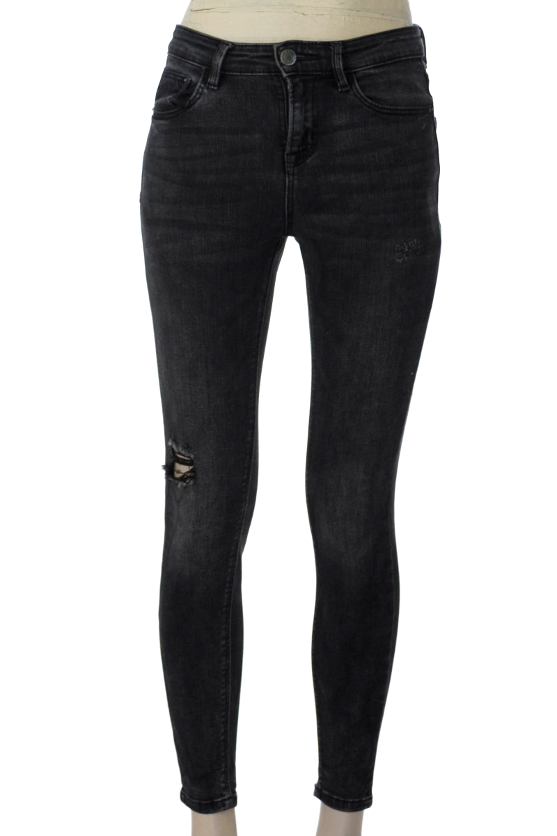 Pantalones color Negro - Stradivarius