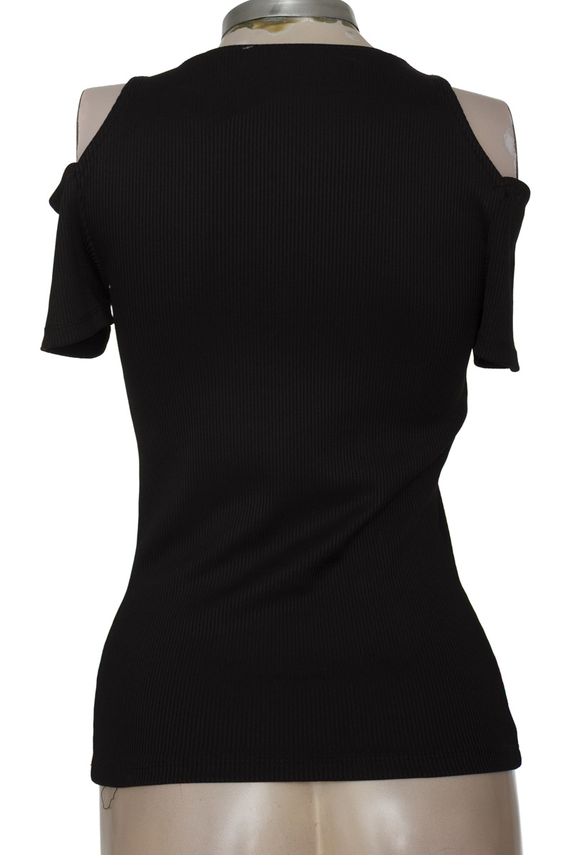 Top / Camiseta color Negro - Closeando