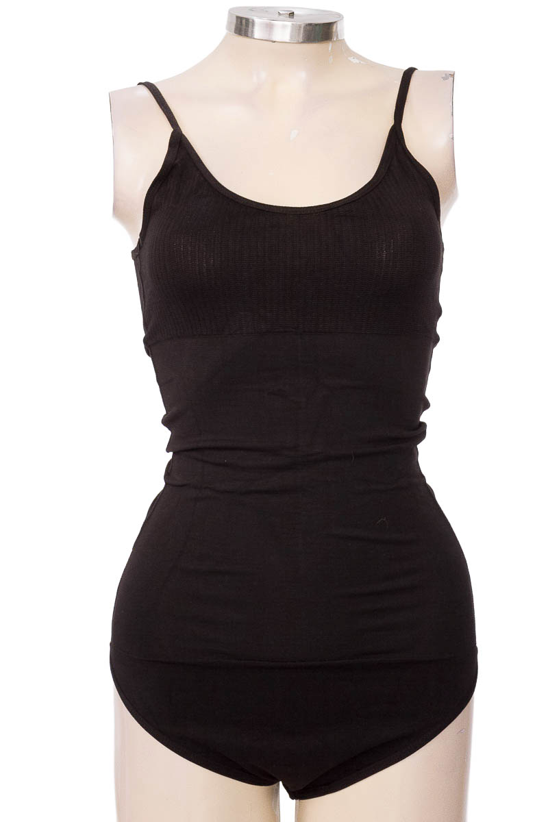 Top / Camiseta color Negro - Closeando