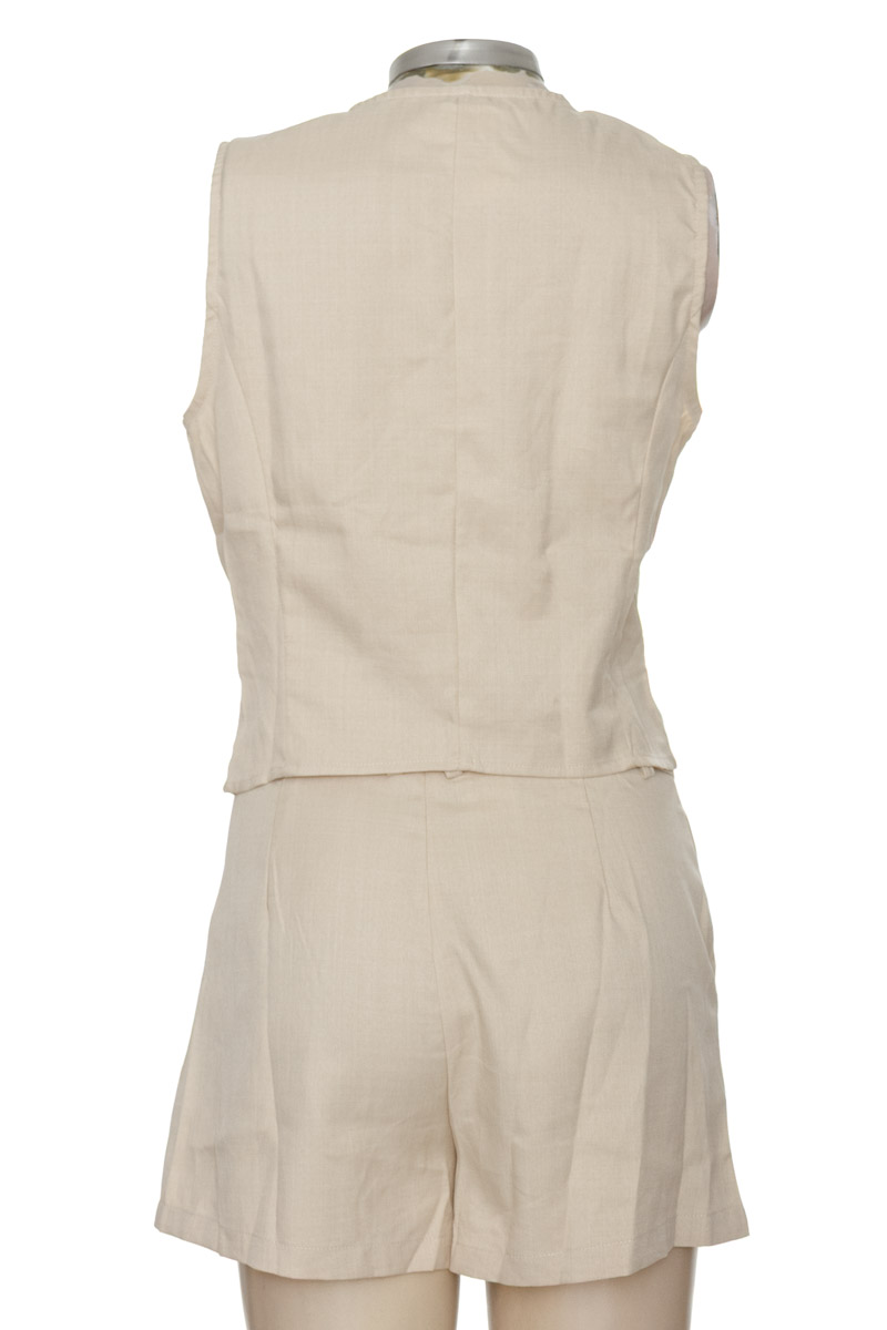 Vestido / Enterizo color Beige - Closeando