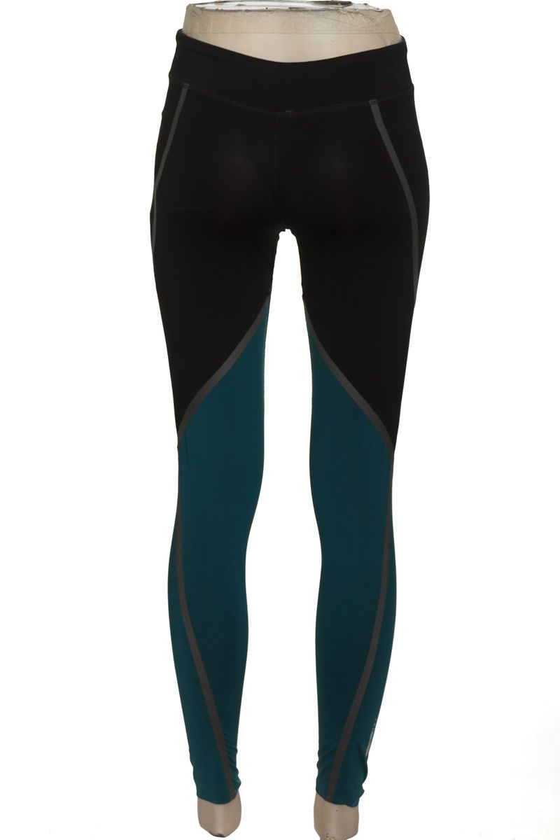 Ropa Deportiva / Salida de Baño color Negro - Closeando