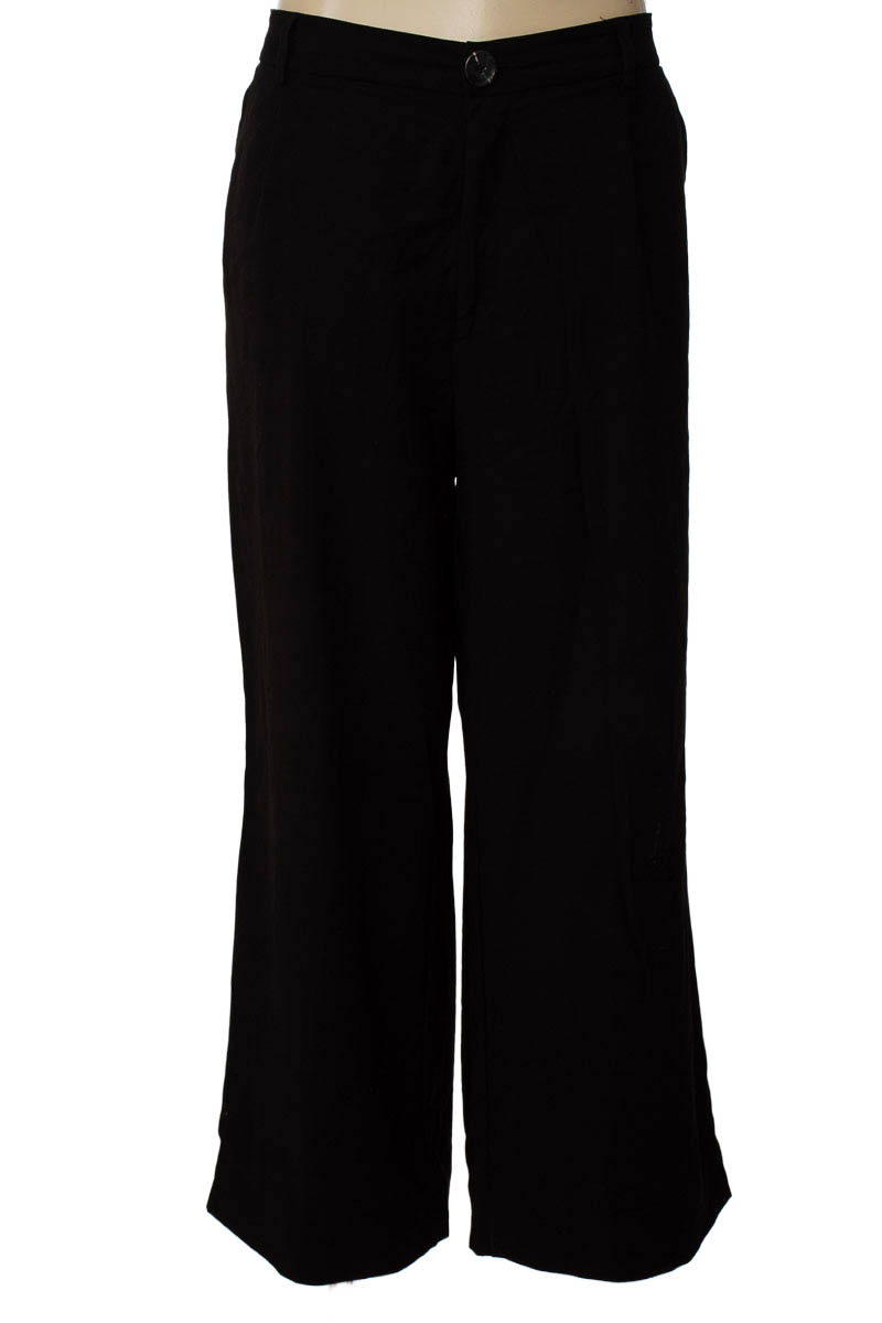 Pantalones color Negro - Stradivarius