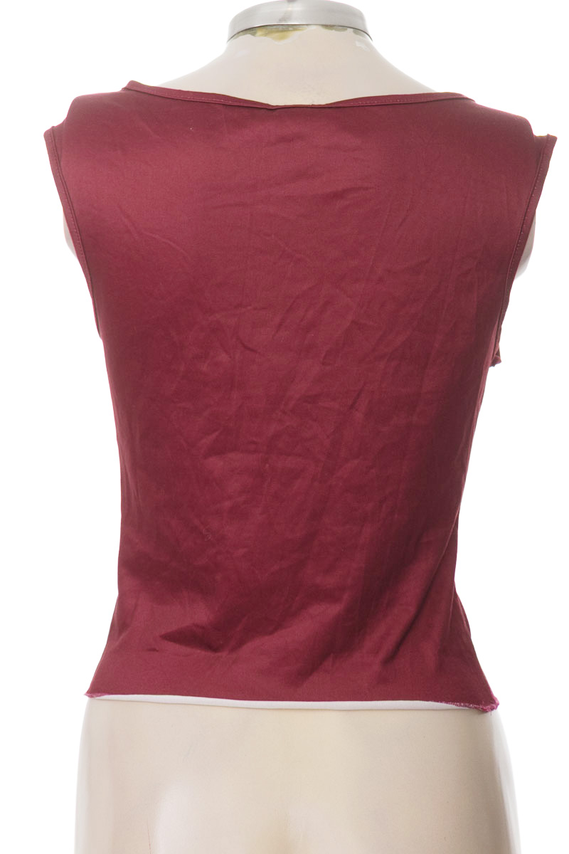 Top / Camiseta color Vinotinto - Closeando