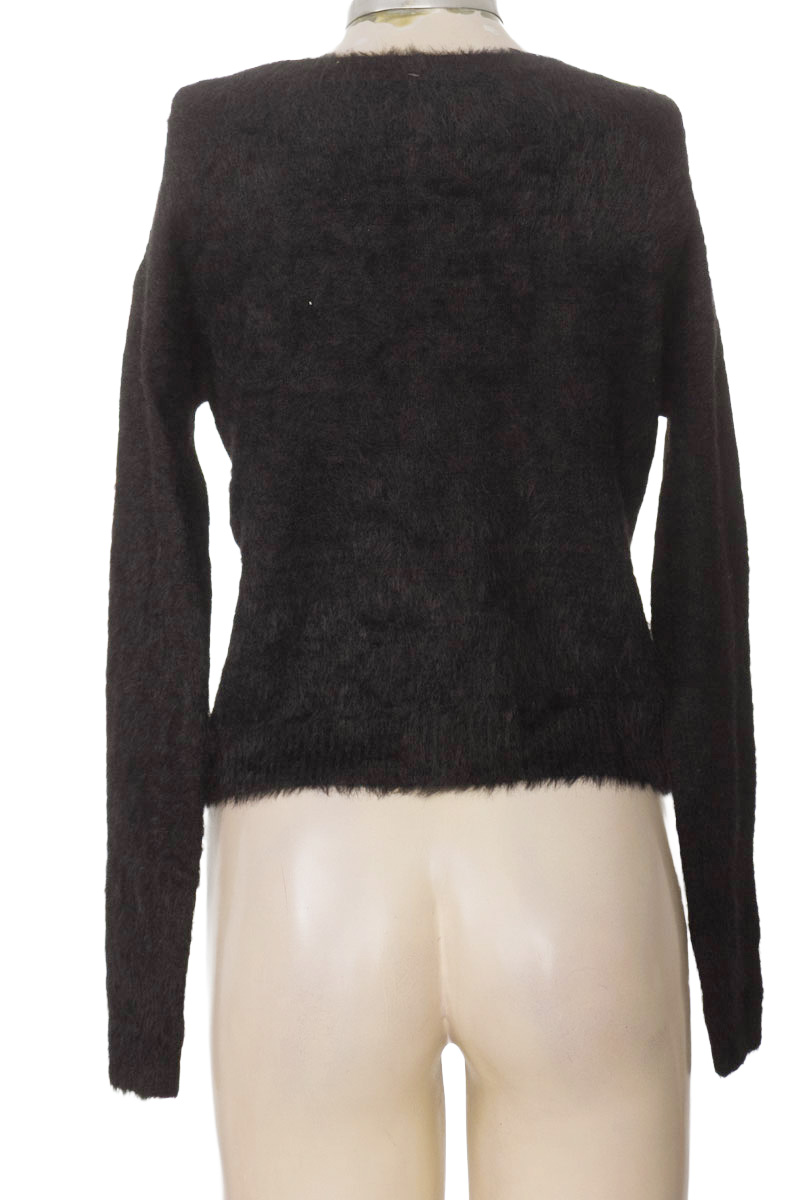 Sweater color Negro - Closeando