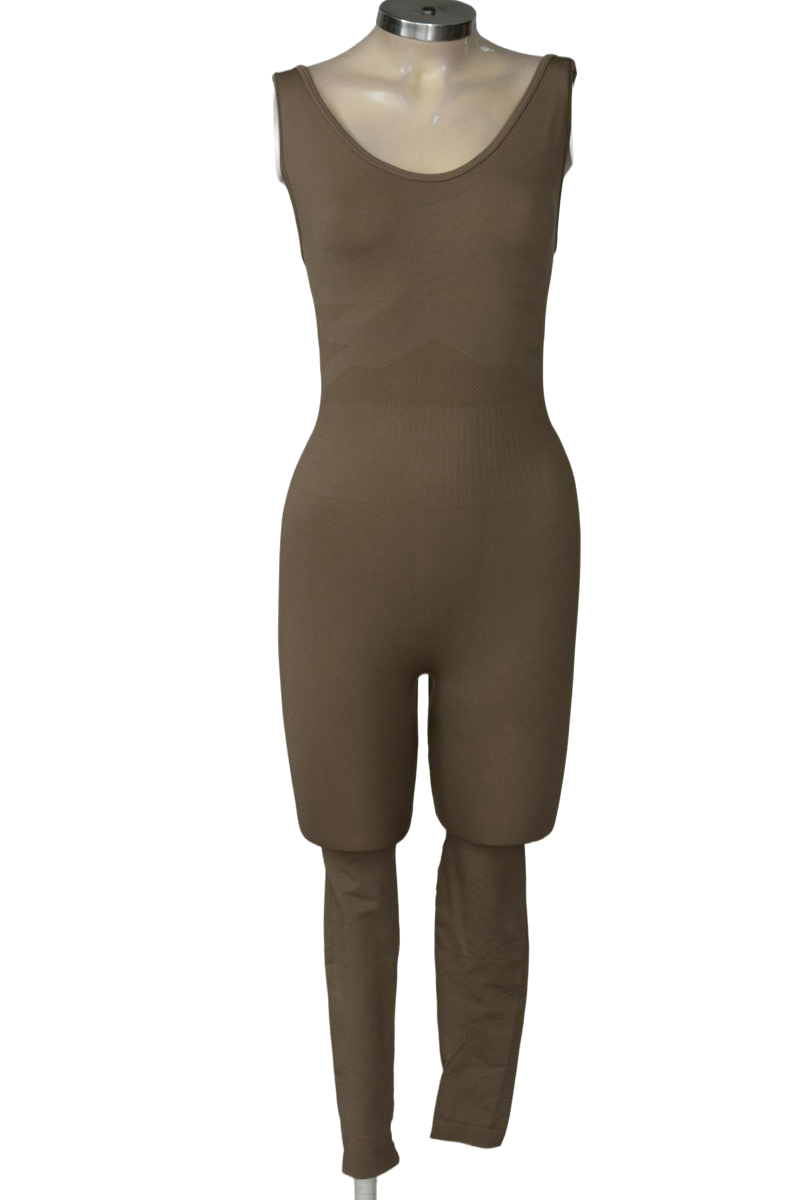 Vestido / Enterizo color Beige - Closeando