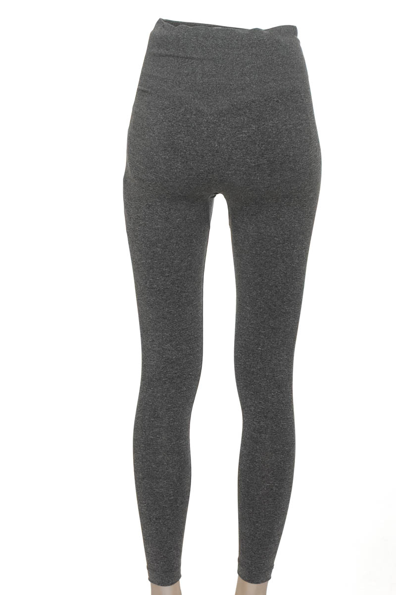 Ropa Deportiva / Salida de Baño color Gris - Closeando