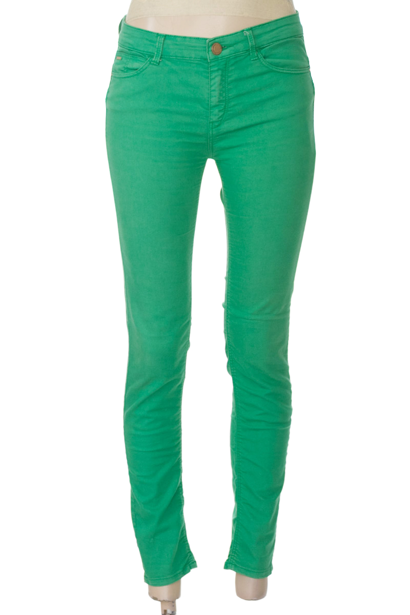 Pantalones color Verde - Stradivarius