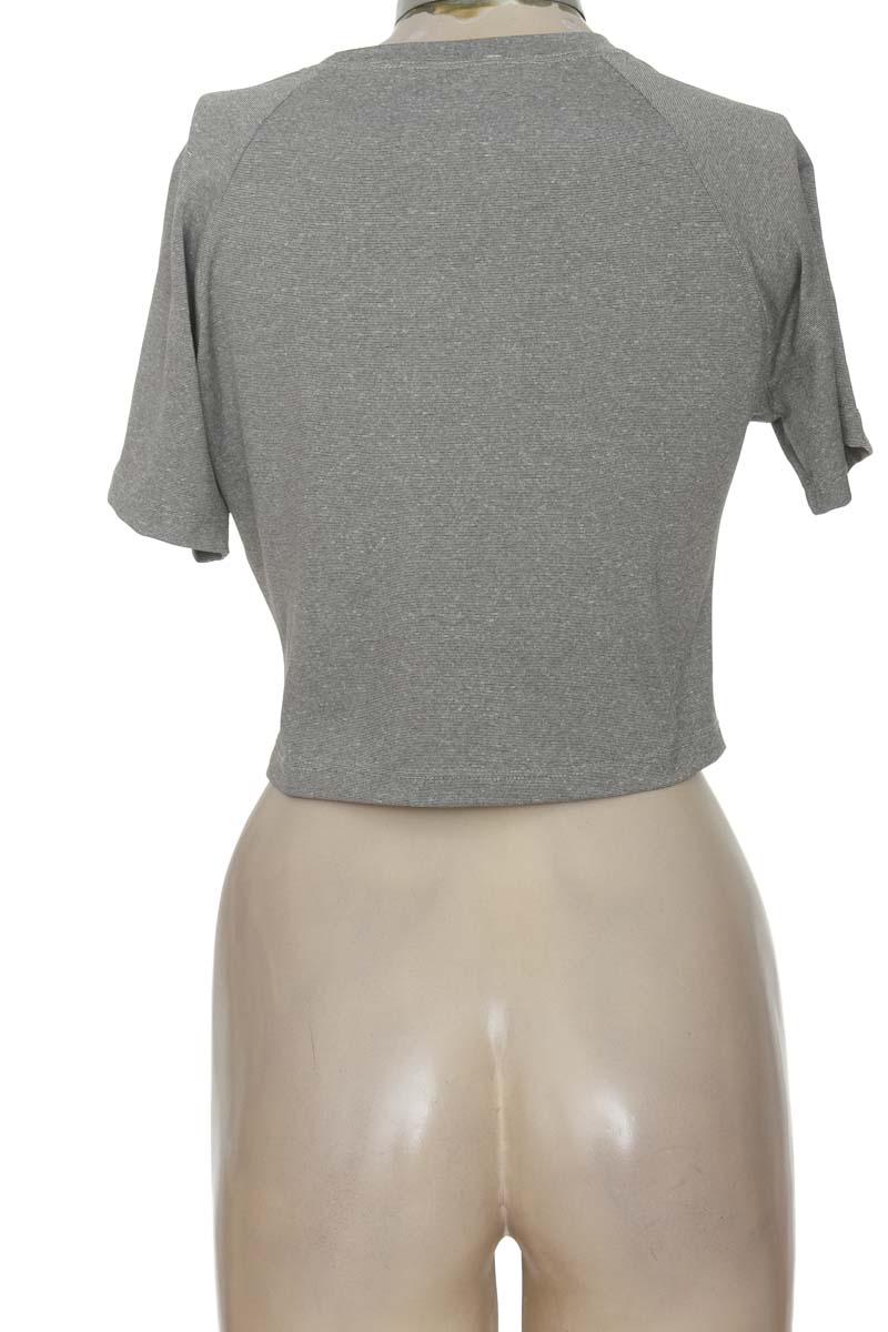Ropa Deportiva / Salida de Baño color Gris - Closeando