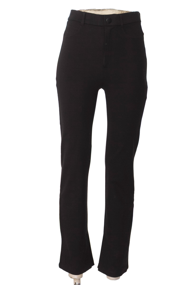 Pantalones color Negro - Stradivarius