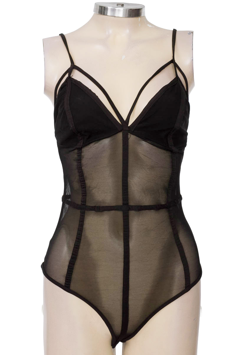 Top / Camiseta color Negro - Closeando