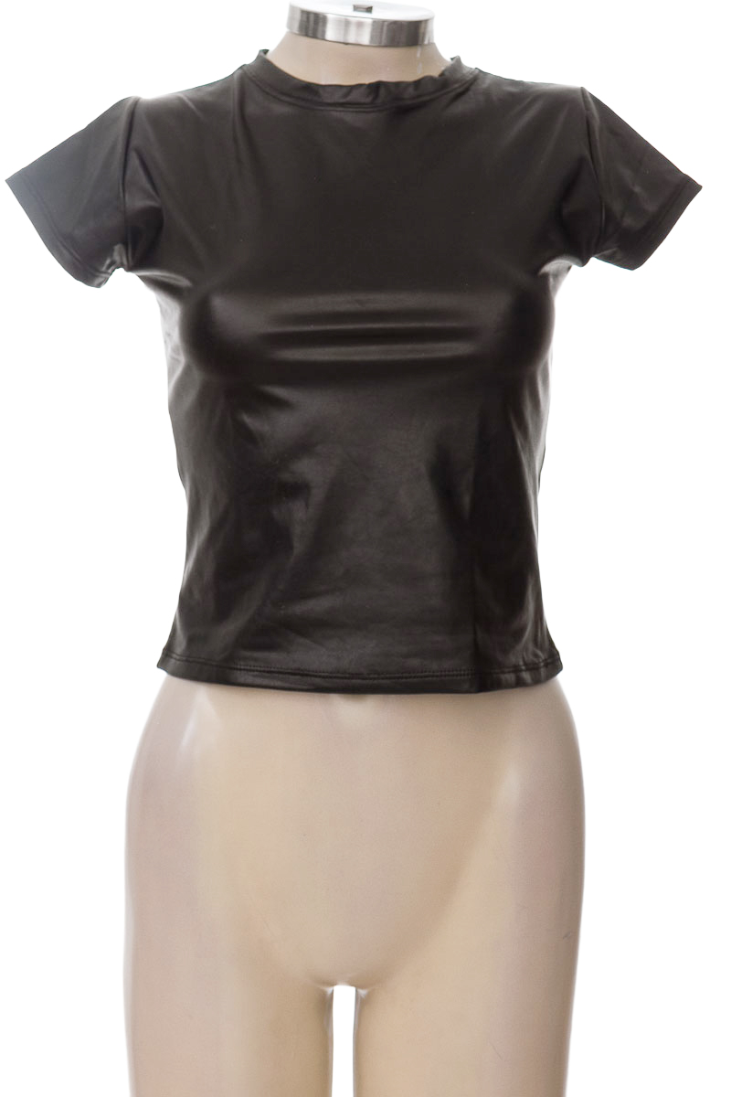 Top / Camiseta color Negro - Closeando