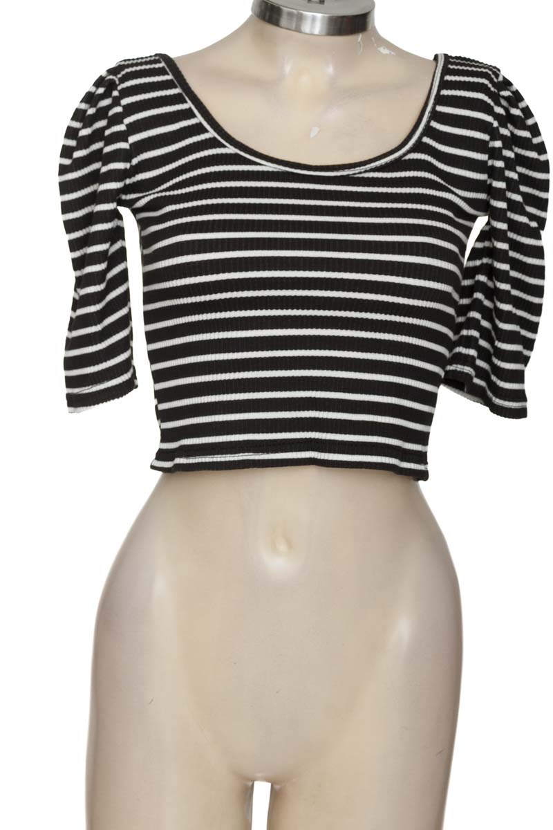 Top / Camiseta color Negro - Closeando