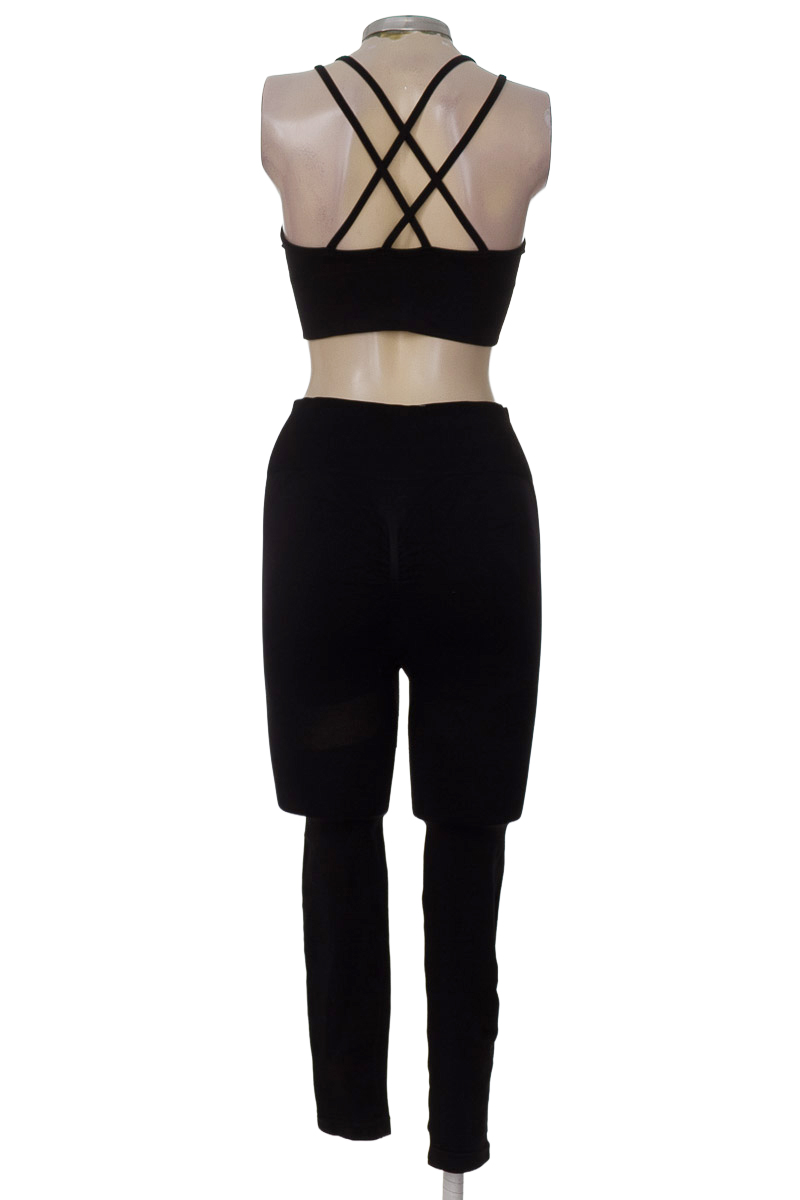 Ropa Deportiva / Salida de Baño color Negro - Closeando