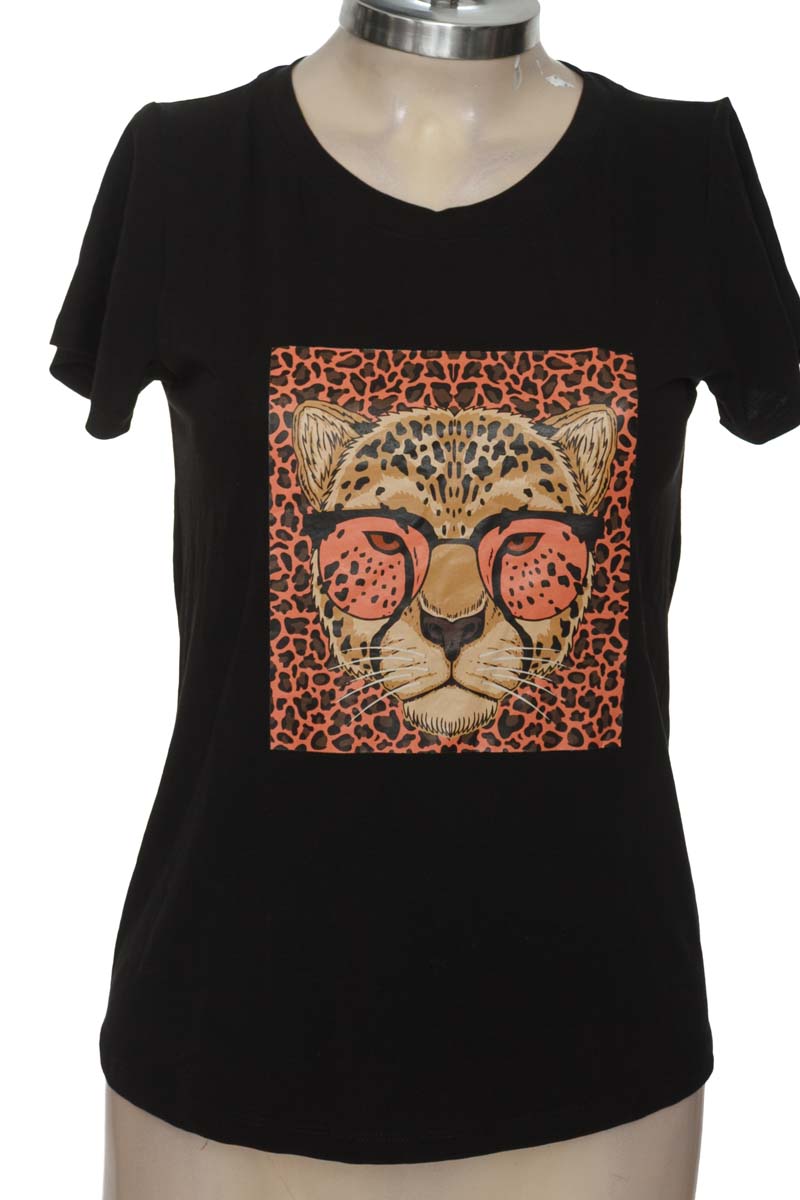 Top / Camiseta color Negro - Closeando