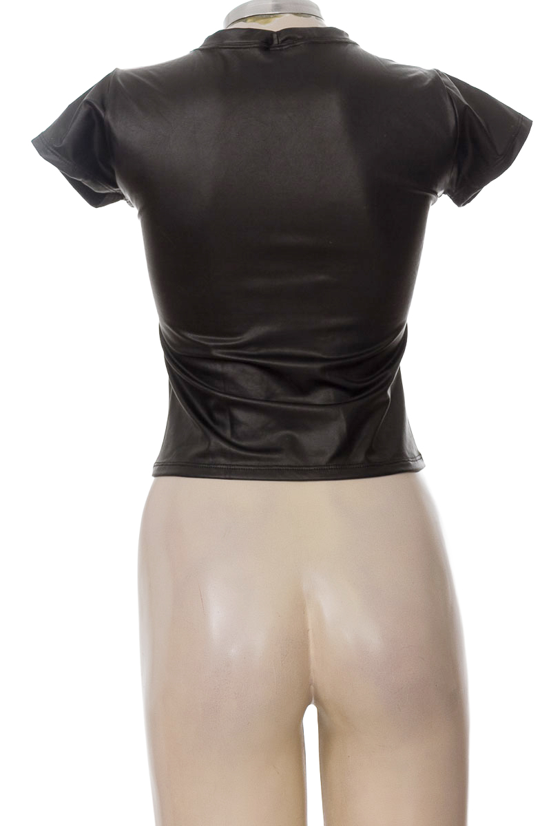 Top / Camiseta color Negro - Closeando