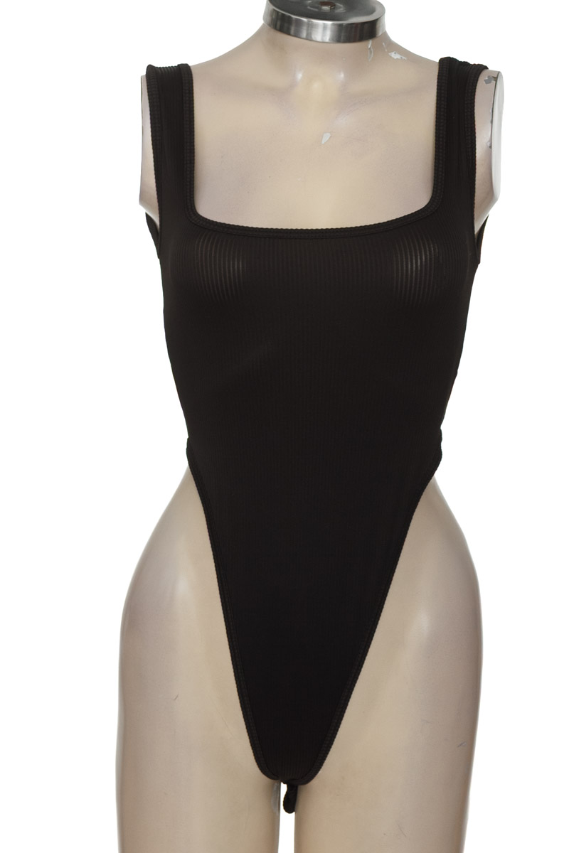 Top / Camiseta color Negro - Closeando
