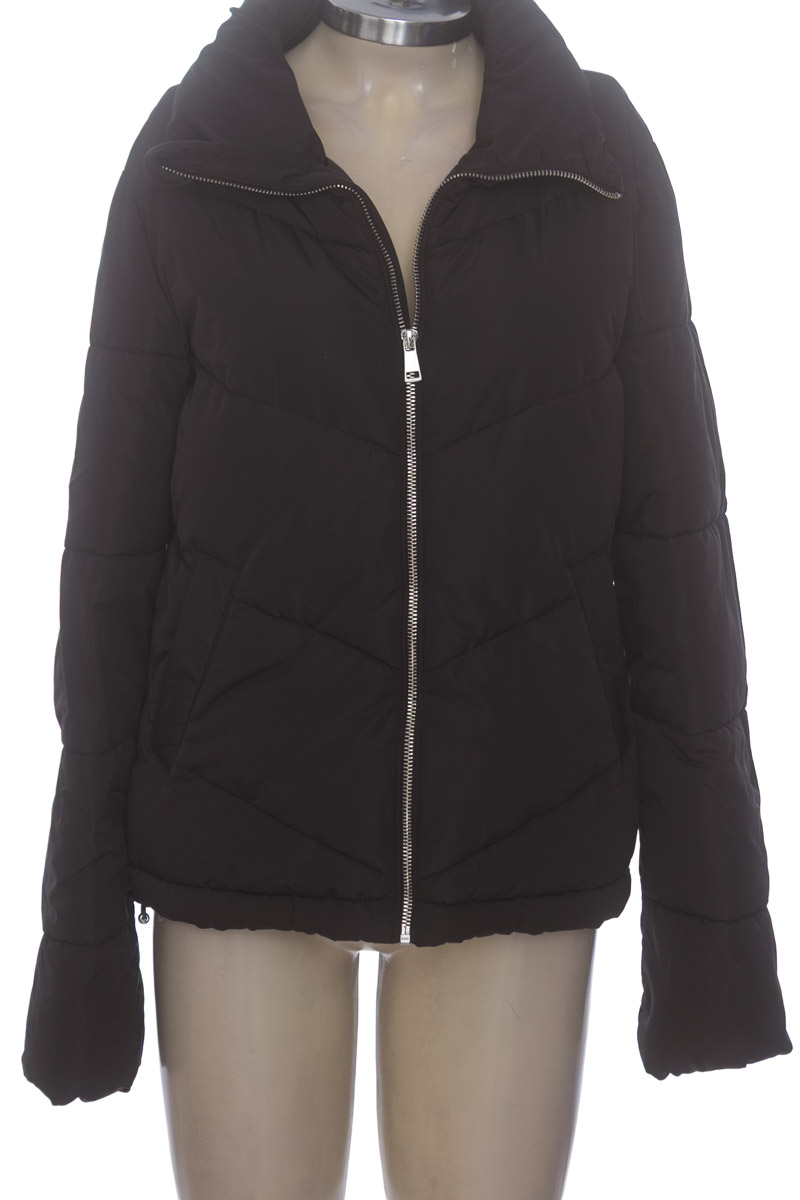 Chaqueta / Abrigo color Negro - Stradivarius