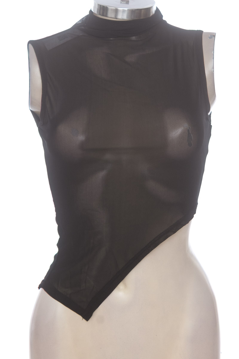 Top / Camiseta color Negro - Closeando