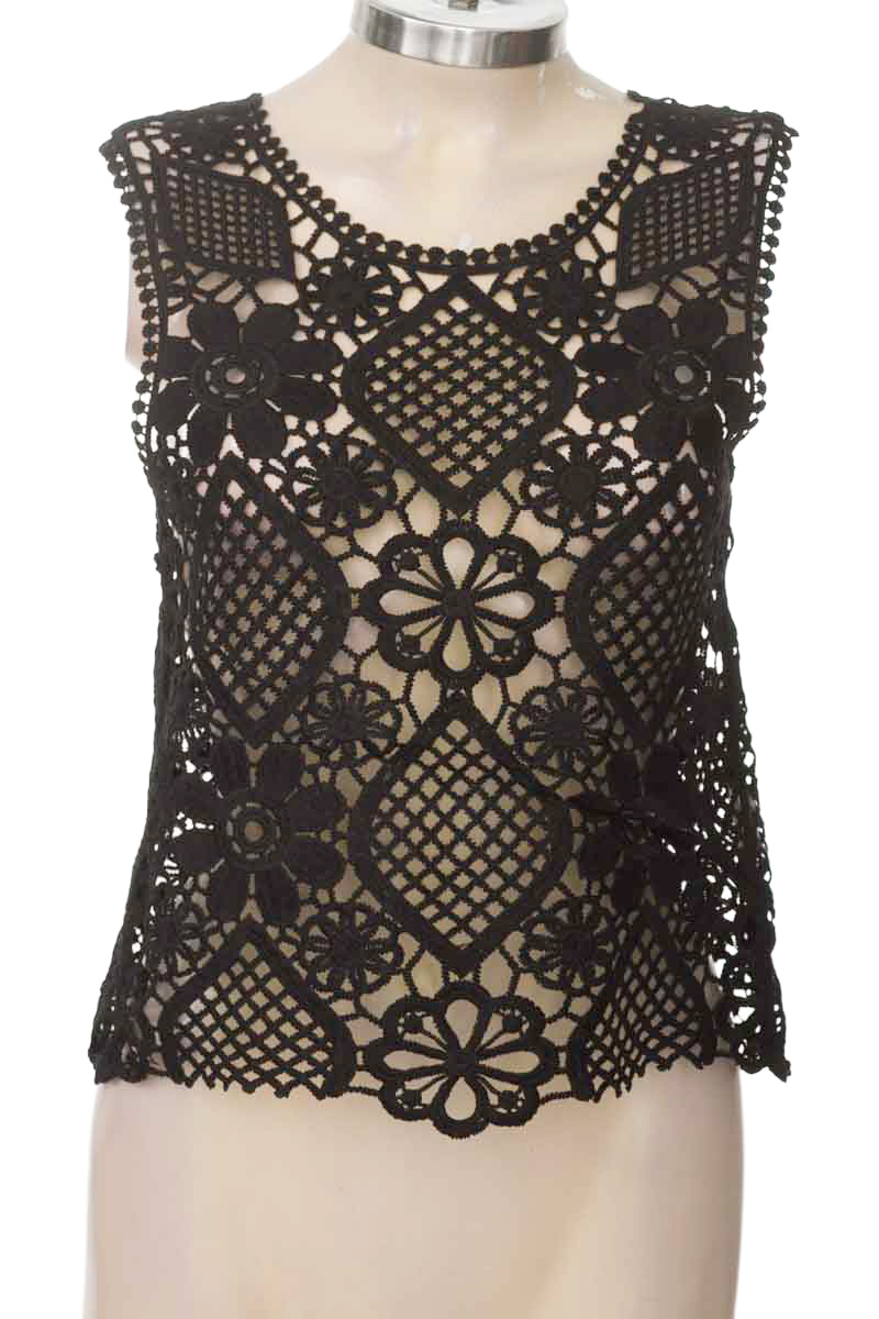 Top / Camiseta color Negro - Sol Rojo