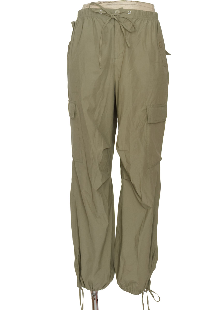 Pantalones color Verde - Bershka