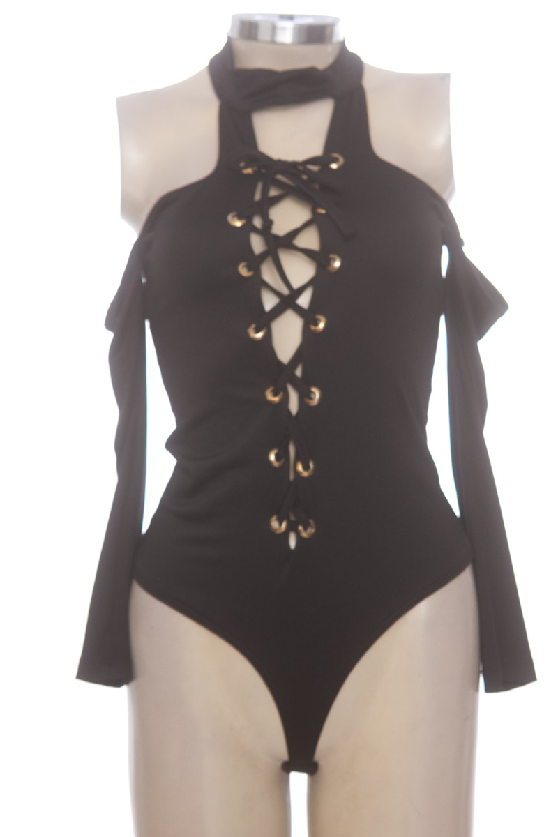 Top / Camiseta color Negro - Closeando
