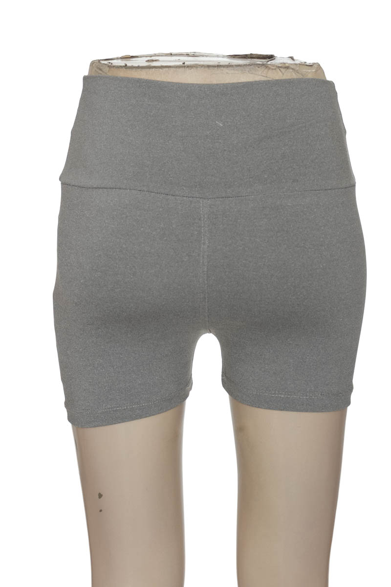 Ropa Deportiva / Salida de Baño color Gris - Closeando