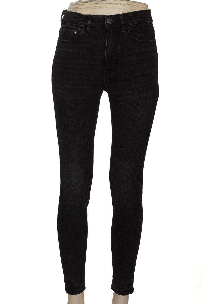 Pantalones color Negro - Stradivarius