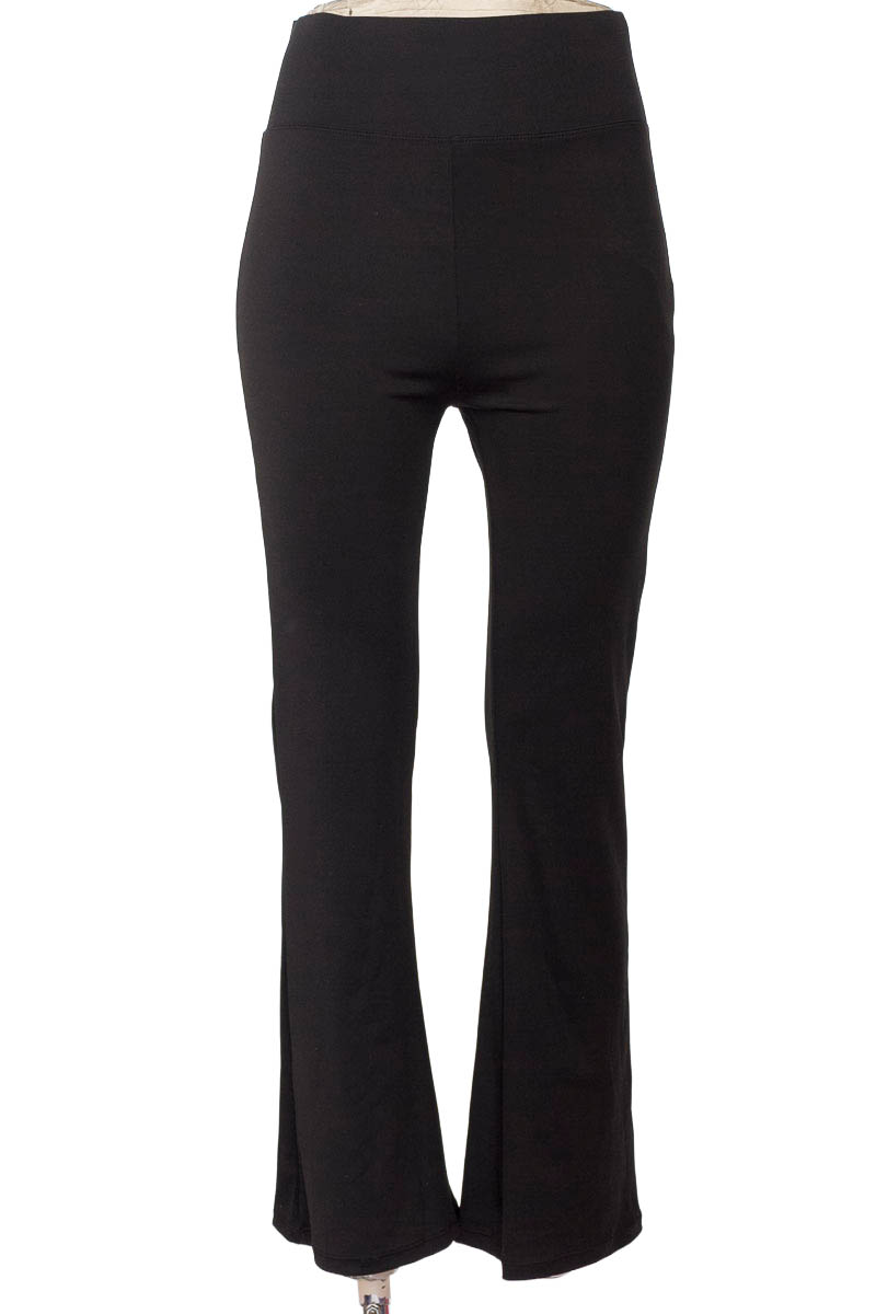 Ropa Deportiva / Salida de Baño color Negro - Closeando