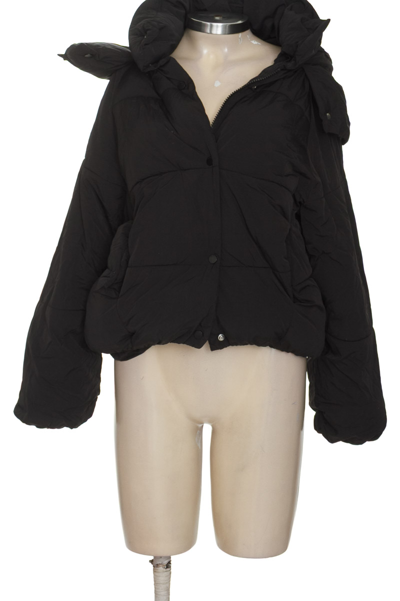 Chaqueta / Abrigo color Negro - Bershka
