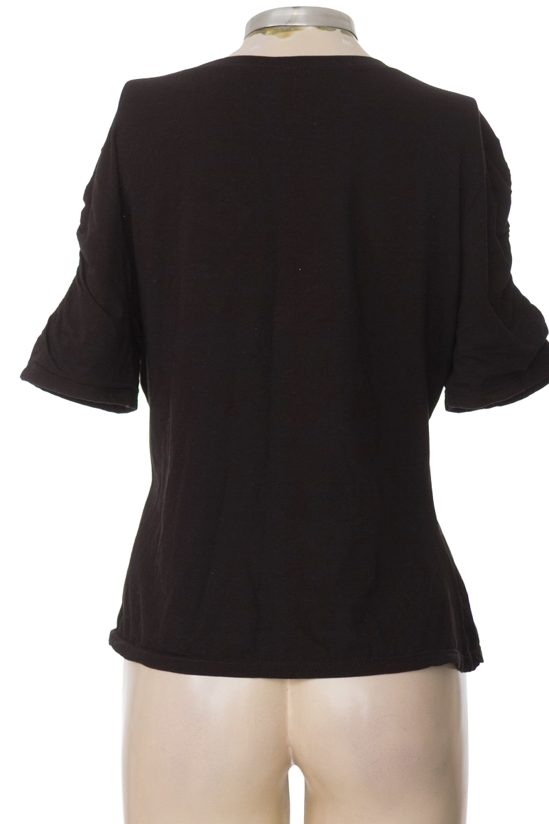 Top / Camiseta color Negro - Closeando