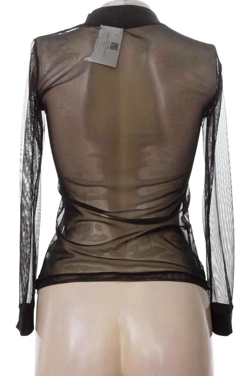 Top / Camiseta color Negro - Closeando