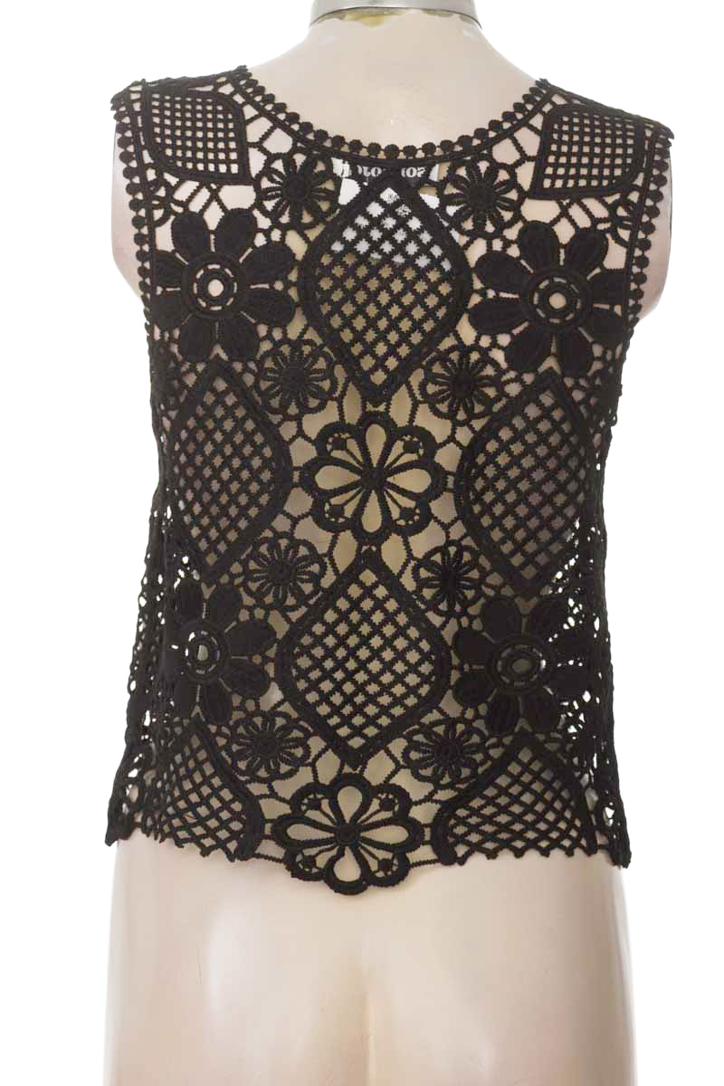 Top / Camiseta color Negro - Sol Rojo