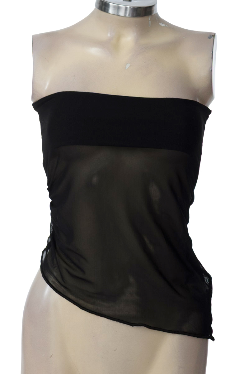 Top / Camiseta color Negro - Closeando