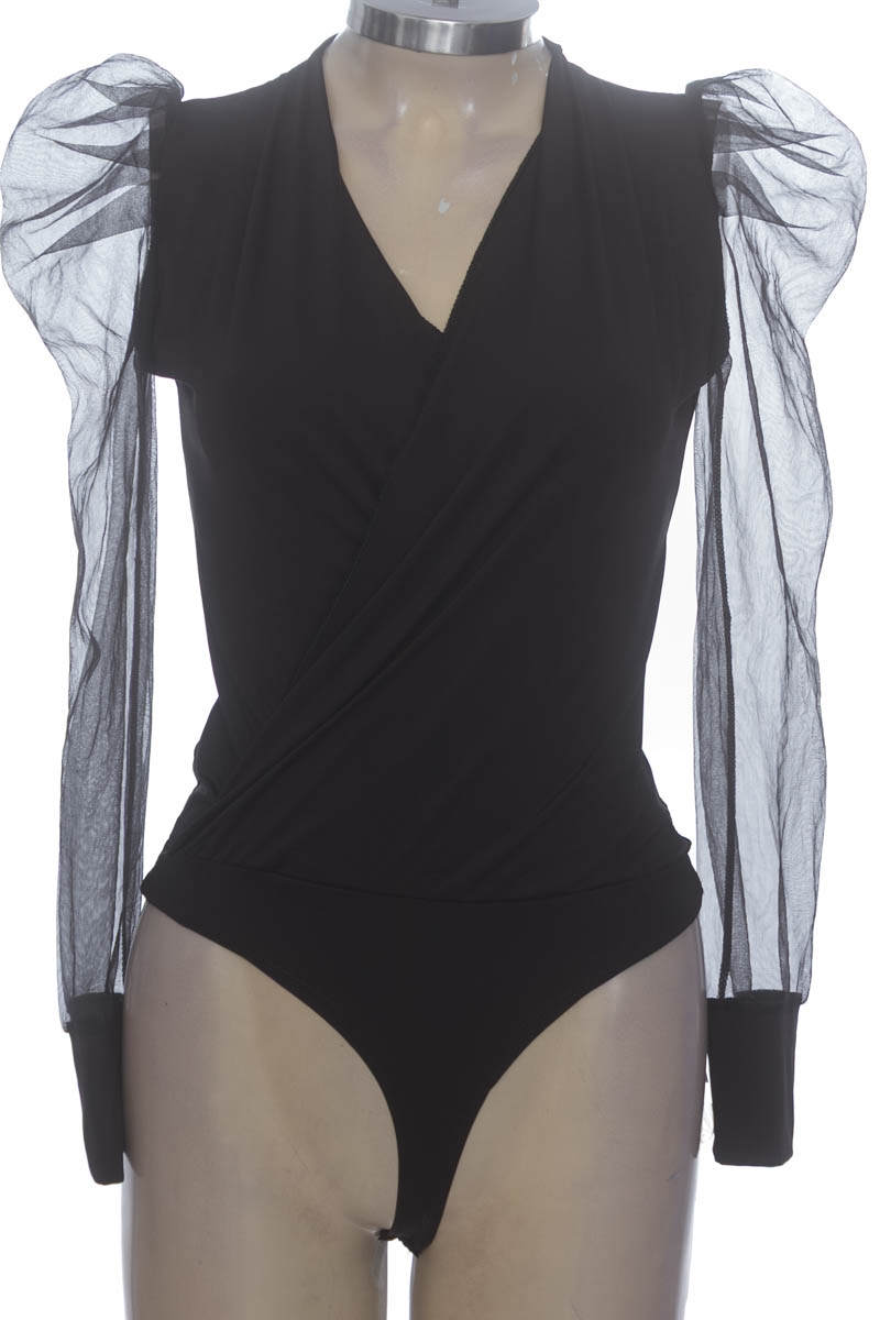Top / Camiseta color Negro - Closeando