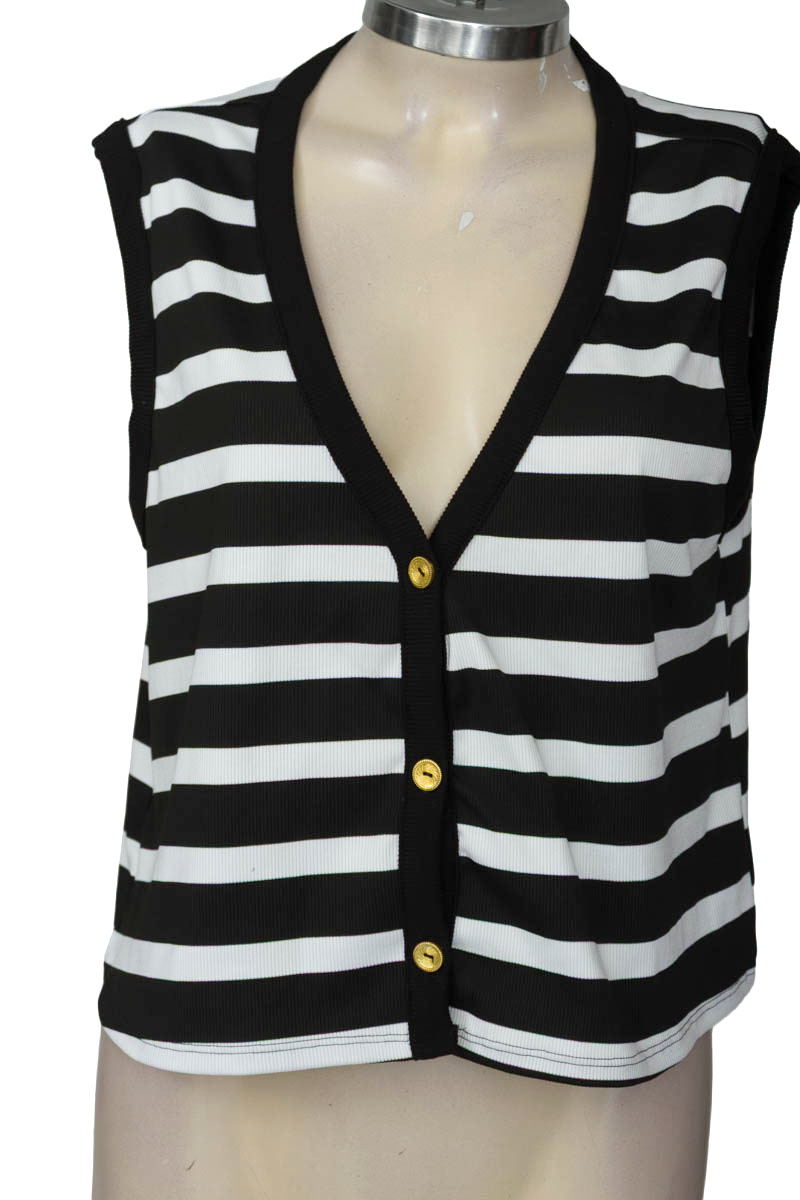 Top / Camiseta color Negro - Closeando