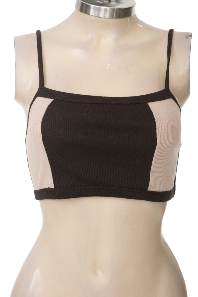 Top / Camiseta color Negro - Closeando