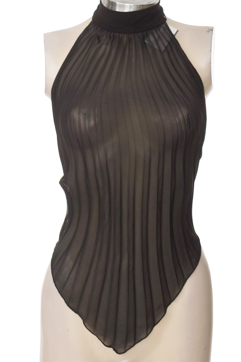 Top / Camiseta color Negro - Closeando